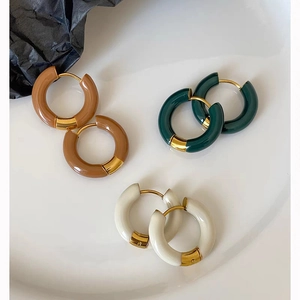 Retro resin and gold metal hoop earrings in dark green, brown, and cream colors