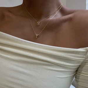Dettaglio delle collane a strati placcate oro 18K con pendenti S e Y in zircone lucido