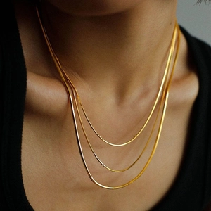 Collar de cadena de serpiente dorada de tres capas para mujer con diseño minimalista