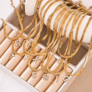 Goldene Perlen-Initialen-Halsketten an flacher Schlangenkette im Vintage-Hofstil