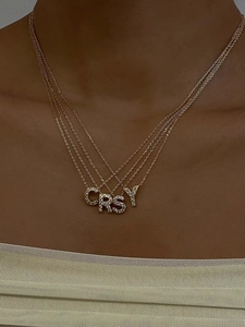 Dettaglio dei ciondoli con lettere C, R, S, Y placcati oro 18K con cristalli brillanti