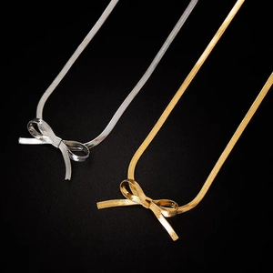Elegante goldene und silberne Schlangenkette mit strukturiertem Schleifenanhänger in Gold