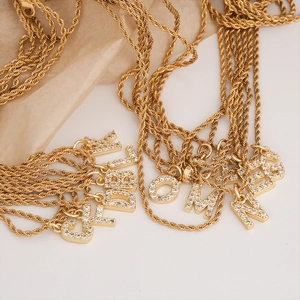 Collana a Corda in Acciaio Inossidabile Placcato Oro per Donna Ciondolo con Iniziale in Rame con Strass Gioielli Alfabeto