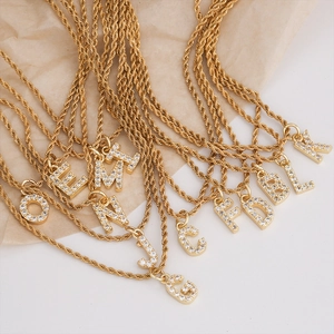 Collana a catena a fune in acciaio dorato con pendenti a lettera in zirconi brillanti