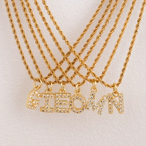 Collana a corda dorata con pendente a lettere GIEOMN con pietre di zircone incastonate