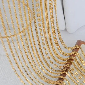 Goldene Edelstahlketten in verschiedenen Gliederstilen für elegante Lagen-Looks