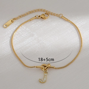 18K goud knoop armband met zirkoon letter J hanger op witte zijden achtergrond