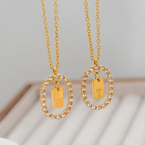 Collana in acciaio inossidabile dorato con pendente ovale lucido e ciondolo lettera