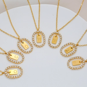 Collana in acciaio inossidabile placcata oro con cristalli pavé e pendenti con 26 lettere