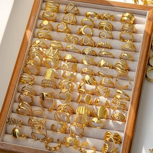 Colección de anillos vintage ajustables de acero inoxidable dorado en estuche de madera
