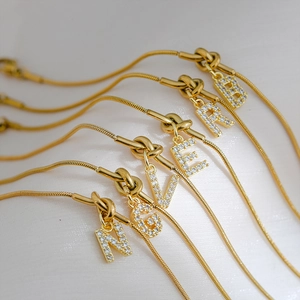 18k vergulde slangenketting armbanden met sprankelende zirkonia letterhangers voor dames