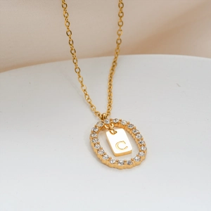 Collana in acciaio inossidabile dorato con pendente ovale pavé e lettera C
