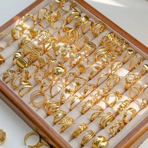 Set de anillos ajustables de acero inoxidable dorado con diseños de concha y estrella