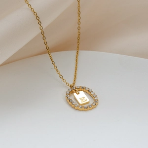 Collana in acciaio inossidabile dorato con pendente ovale di cristalli e lettera E