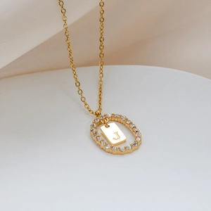 Collana d'oro in acciaio con ovale di zirconi e ciondolo con lettera J incisa