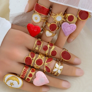 Set di anelli regolabili placcati oro con cuori colorati e motivi celesti