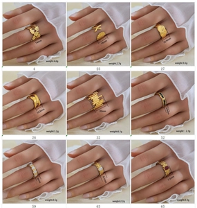 Griglia dettagliata di anelli a foglia e conchiglia placcati oro 18K con pesi