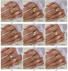 Griglia dettagliata di anelli a foglia placcati oro 18K e anelli boho con pietre bianche