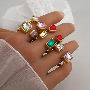 Bague ajustable en acier titane doré ornée de pierres précieuses en zircon colorées