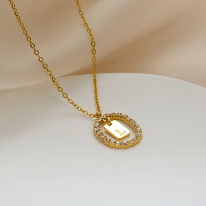 Collana in acciaio dorato con ciondolo ovale, lettera L e micro-set di diamanti