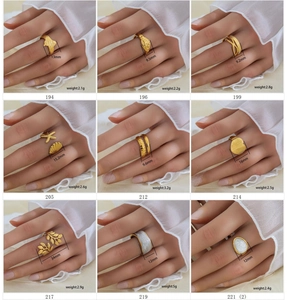 Collage di nove anelli in acciaio inossidabile placcato oro 18K con foglie e farfalle