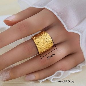Détail de la bague en acier inoxydable doré de 18mm avec une texture martelée