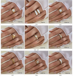 Collage di anelli in acciaio inossidabile placcato oro 18K con smalto e motivi floreali