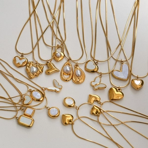Collares de acero inoxidable chapado en oro con colgantes de corazón y mariposa