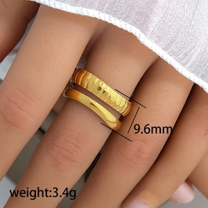 Set aus zwei goldenen Edelstahlringen mit gerippter Textur und glattem Band für Damen
