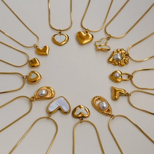 Collares de acero dorado con colgantes de corazón y mariposa con nácar y perlas