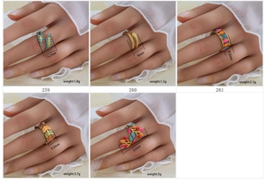 Dettaglio di cinque anelli in acciaio inossidabile placcati oro 18K con foglie e fiori