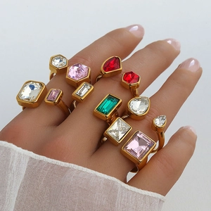Ensemble de bagues en titane plaqué or 18 carats avec zircons colorés de formes variées