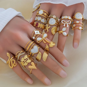 Ensemble de bagues bohèmes dorées pour femme avec émail blanc et motifs feuilles