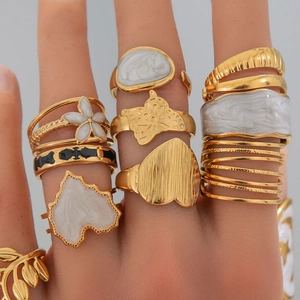 Détail de bagues en acier inoxydable plaqué or 18 carats avec motifs floraux en émail