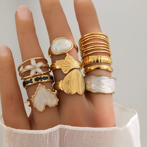 Ensemble de bagues bohèmes dorées avec papillon, cœur et fleurs en émail blanc