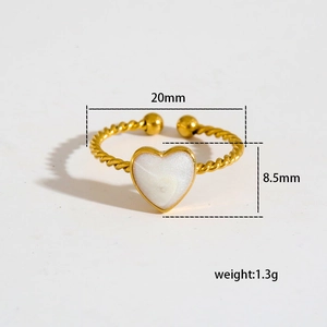 Detalle de dimensiones del anillo de cuerda dorada con incrustación corazón de nácar