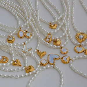 Collana con ciondolo a cuore in acciaio inossidabile dorato e perle eleganti