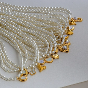 Collana in acciaio inossidabile dorato con perle ovali bianche e ciondoli a cuore