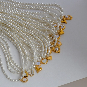 Collezione di collane di perle con ciondoli a cuore e farfalla placcati in oro da donna