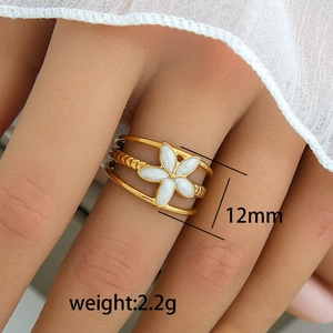 Goldener Titanstahl-Ring mit drei Bändern und weißer Emaille-Blume, 12 mm Breite