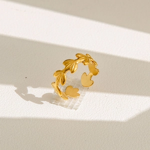 Vue détaillée d'une bague feuille dorée avec extrémités en cœur sur fond blanc