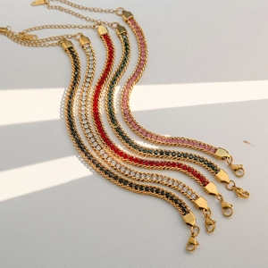 Bracelet en acier titane doré avec cristaux colorés et chaîne à maillons torsadés