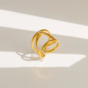 Détails de la bague multicouche dorée avec un design moderne de perles et de fleurs ondulées