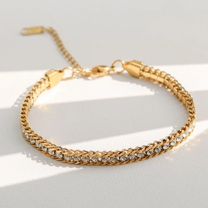 Bracelet élégant en acier titane doré serti de cristaux avec fermoir mousqueton ajustable