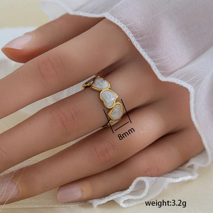Detalle de un anillo de corazón dorado de 8mm en la mano, joya ajustable de 3,2g