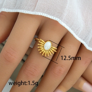 Goldener Sonnenstrahl-Ring mit weißem Muscheleinlage und gedrehtem geflochtenem Band