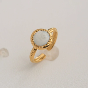 Bague réglable en or motif tournesol avec relief blanc et textures perlées fines