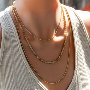 Collana a tre strati placcata oro 18K con catene a serpente e design a corda ritorta