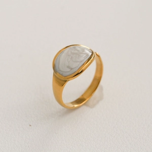 Bague réglable en acier doré avec incrustation ovale en émail blanc texturé