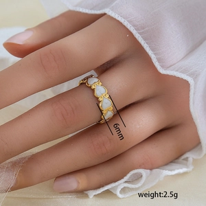 Anillo minimalista de acero inoxidable bañado en oro de 18K con incrustaciones de corazones